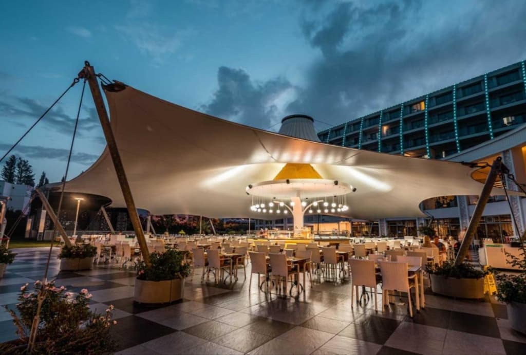 Outdoor Dining & Terraces